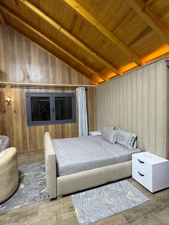Une chambre du chalet en bois