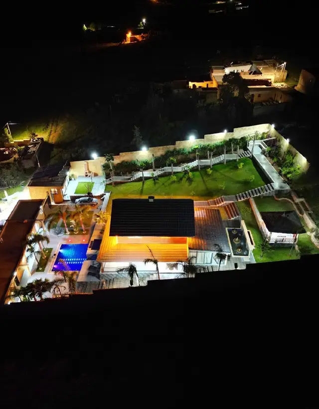 Villa Aya vue du ciel, de nuit