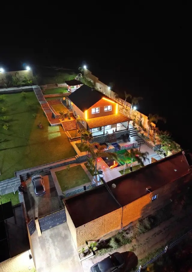Villa Aya vue du ciel, de nuit