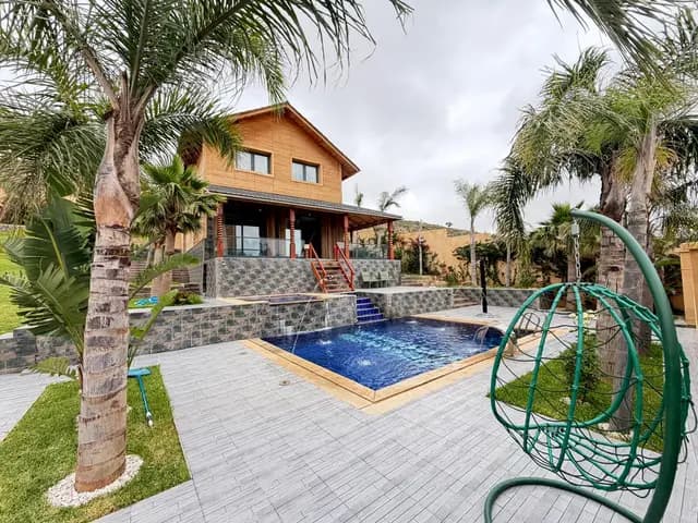 La piscine et le chalet en bois de Villa Aya