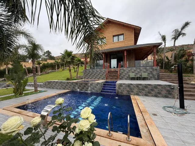 La piscine et le chalet en bois de Villa Aya