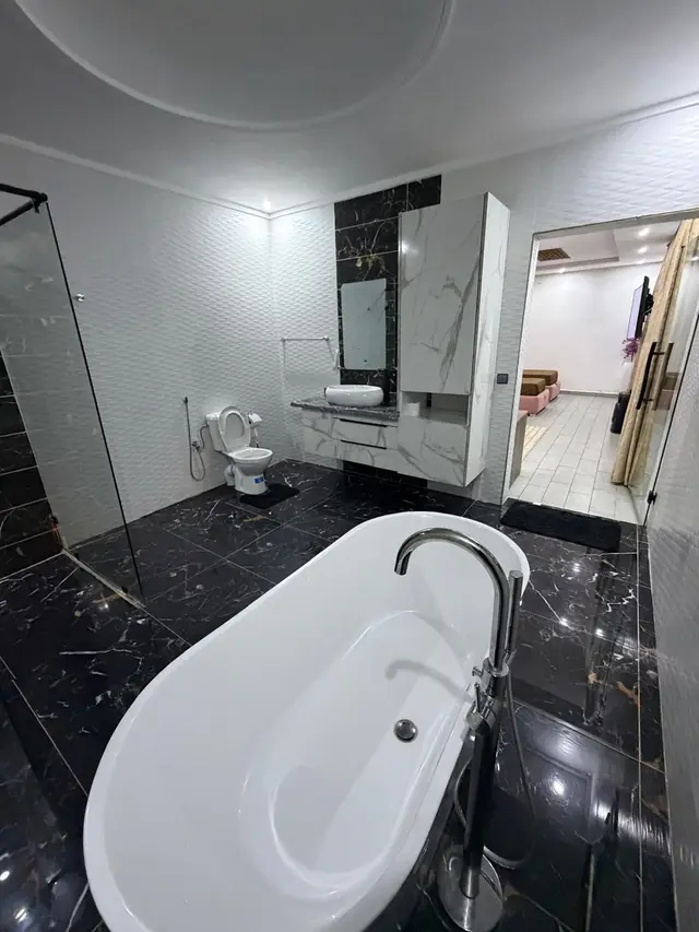 Une salle de bain en marbre noir
