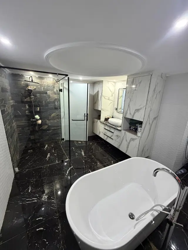 Une salle de bain en marbre noir