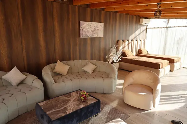 Un salon du chalet en bois