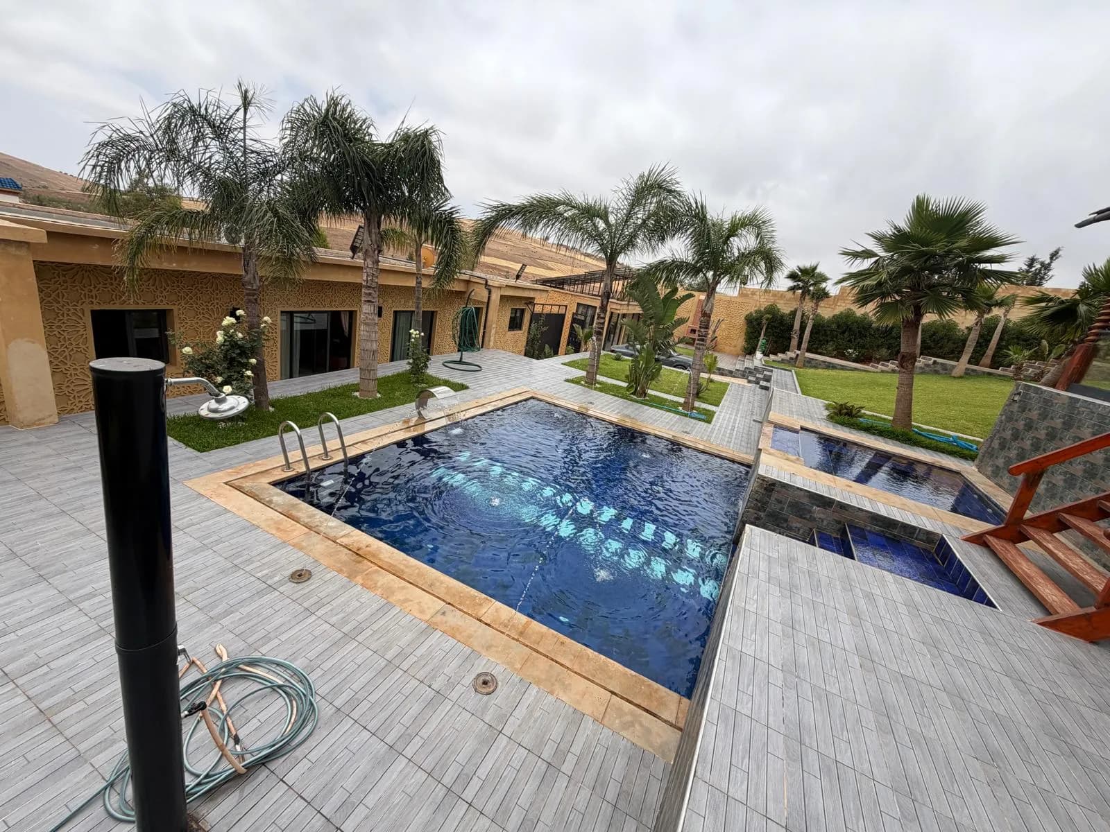 La piscine et le chalet en bois de Villa Aya