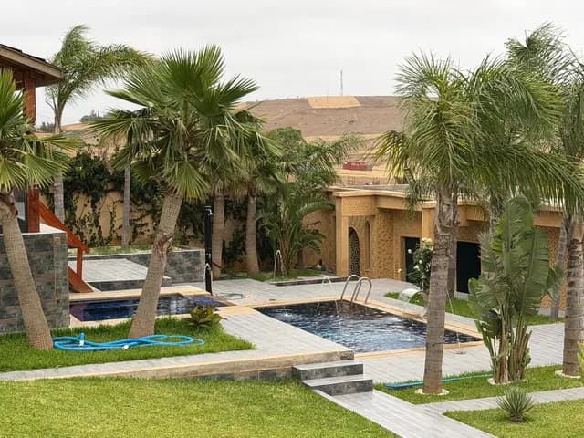 La piscine et le chalet en bois de Villa Aya