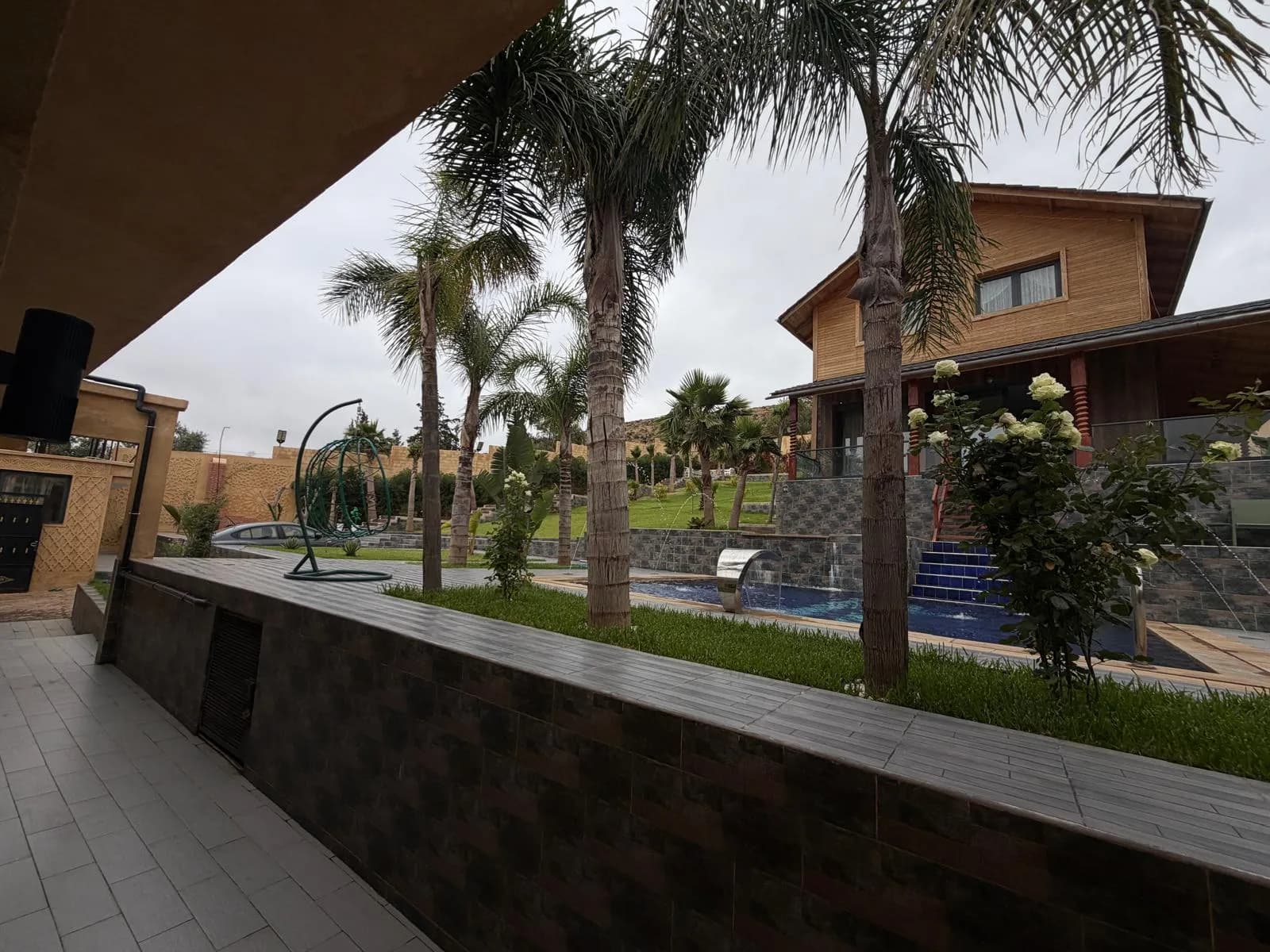 La piscine et le chalet en bois de Villa Aya