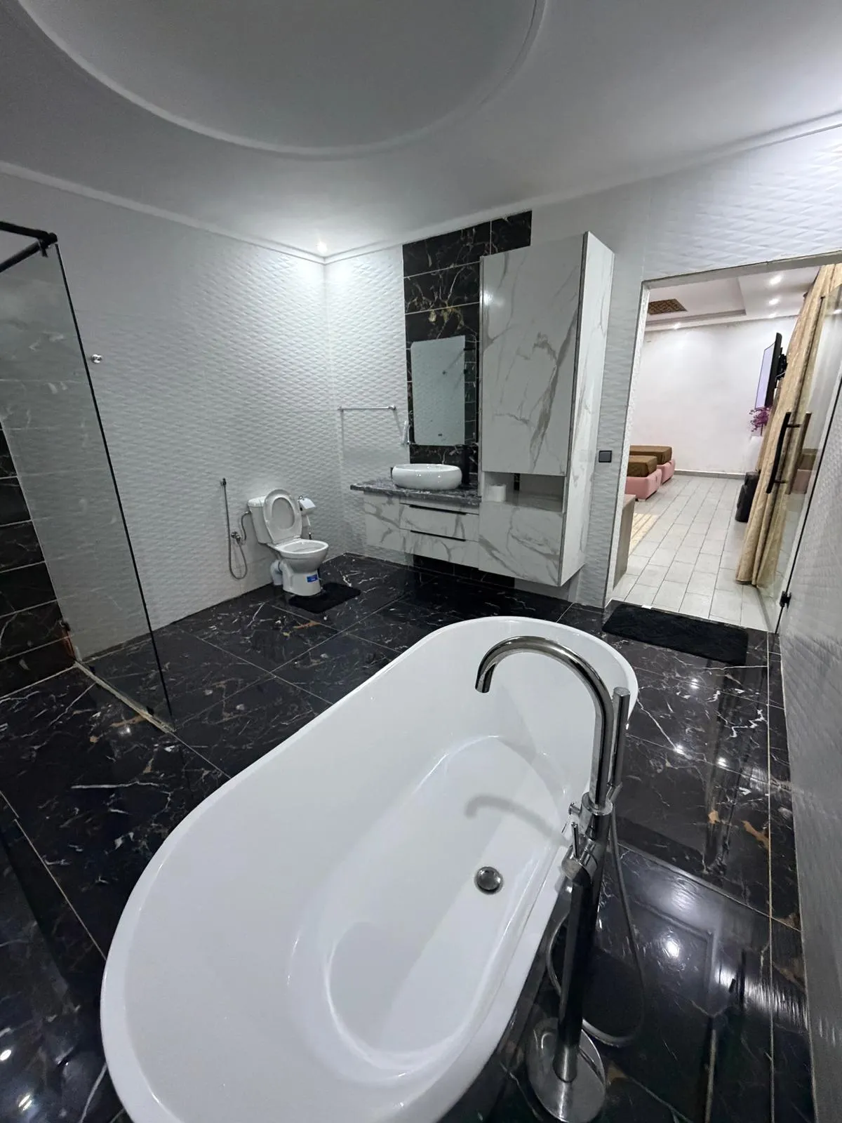 Une salle de bain en marbre noir