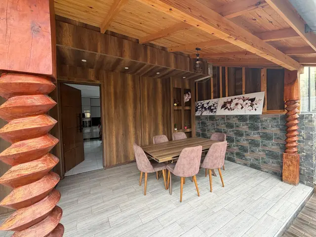 La terrasse couverte et la table à manger